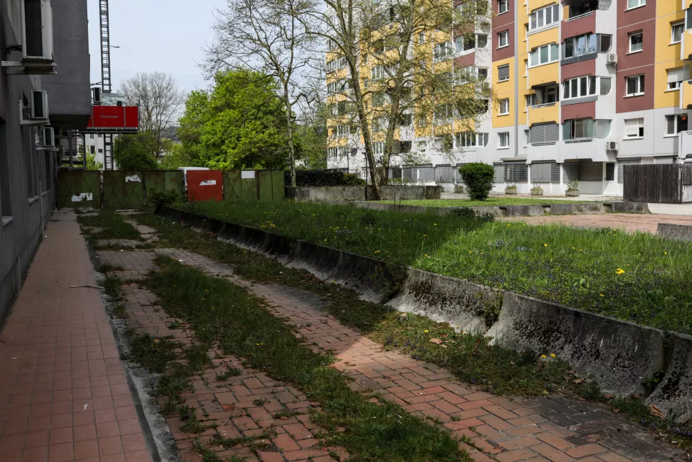 Nevarna plo&scaron;čad, ki je občina ne bo obnovila