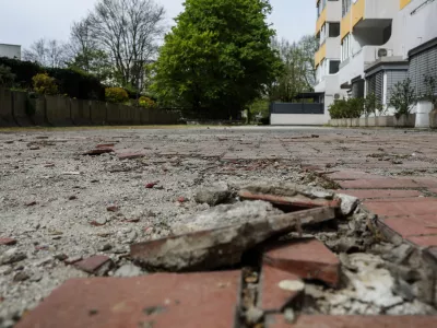 Nevarna plo&scaron;čad, ki je občina ne bo obnovila