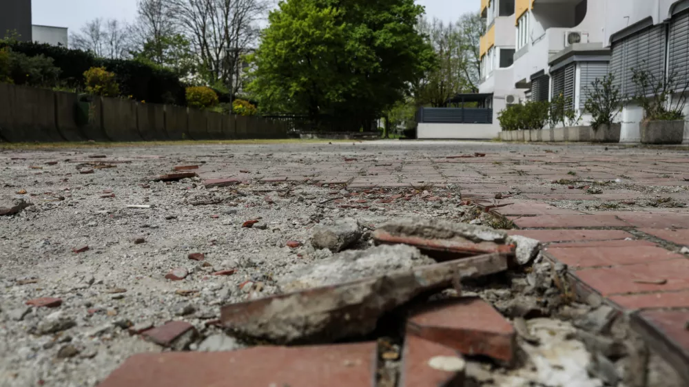 Nevarna plo&scaron;čad, ki je občina ne bo obnovila