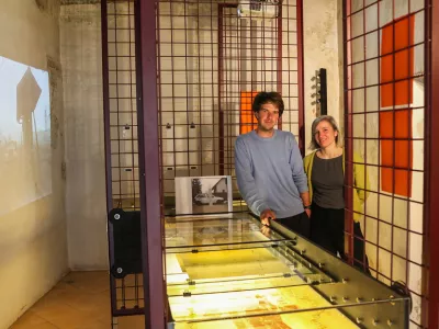 21.04.2026. Kustosinja Martina Male&scaron;ič in oblikovalec Jan Kozinc Razstava Pot ob žici, prvi korak, posvečena arhitektu Vlasto Kopaču. Foto: Bojan Velikonja