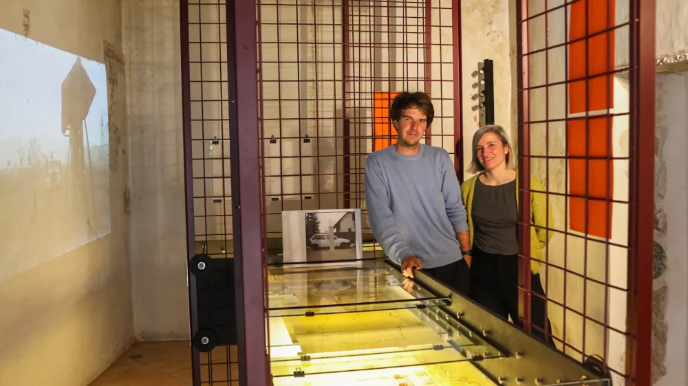 21.04.2026. Kustosinja Martina Male&scaron;ič in oblikovalec Jan Kozinc Razstava Pot ob žici, prvi korak, posvečena arhitektu Vlasto Kopaču. Foto: Bojan Velikonja