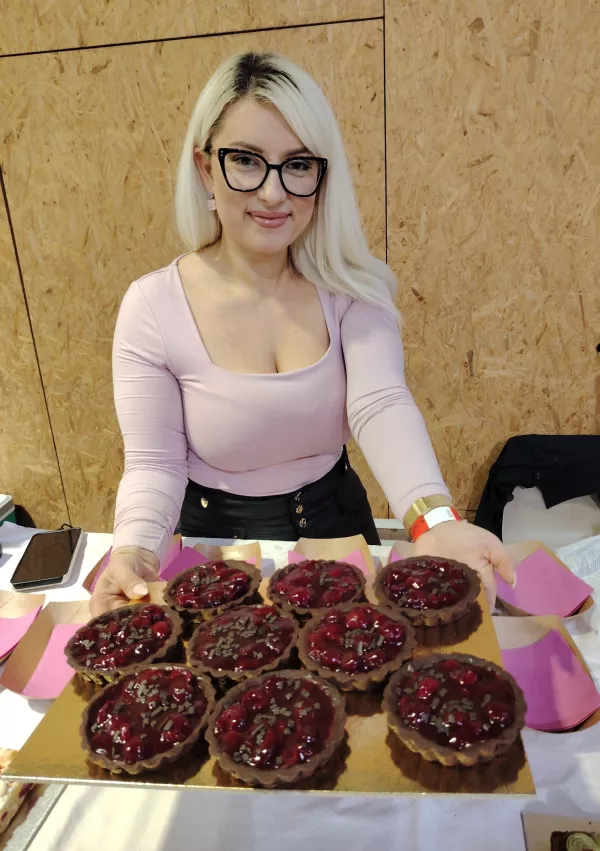 Tamara Lipo&scaron;ek s čokoladnim parfletom s kuhanimi vi&scaron;njami v teranu in temnim ganaschejem. / Foto: Mojca Marot