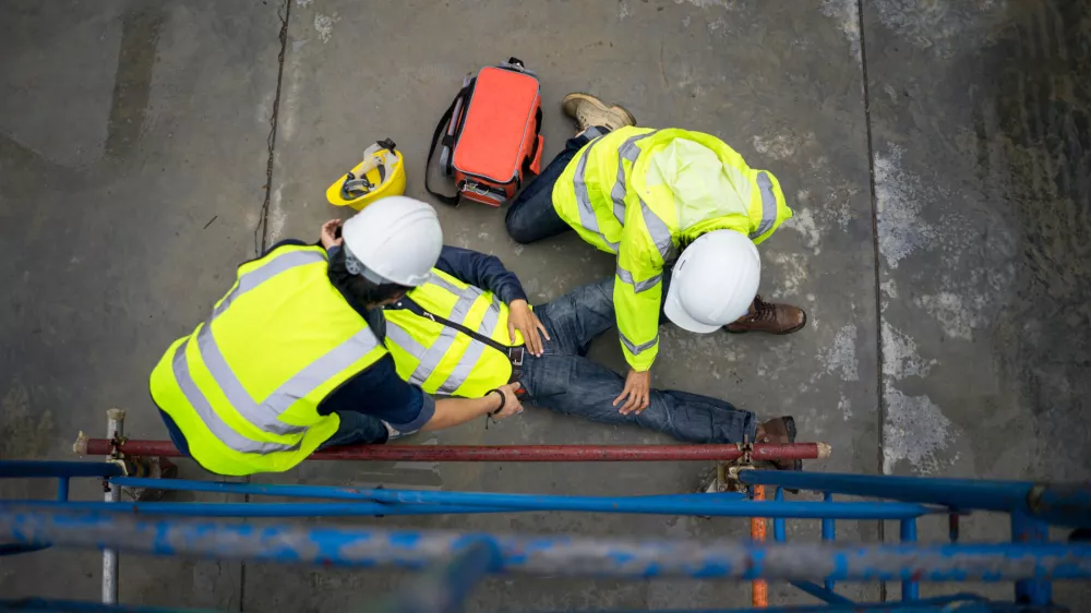 Builder injury accident falling scaffolding to the floor. Basic first aid training for support accident in site work, Safety team help employee accident. / Foto: Akacin Phonsawat Getty Images