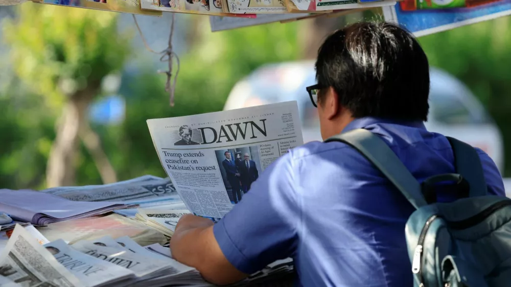 A person reads a newspaper, after U.S. President Donald Trump said he would indefinitely extend the ceasefire with Iran, as Pakistan prepares to host the U.S. and Iran for the second phase of peace talks in Islamabad,Pakistan April 22, 2026. REUTERS/Akhtar Soomro
