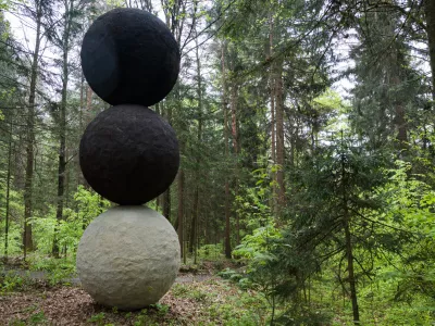 Ljubljana, Zivalski vrt.Odprtje skulpture Zemlja ni bila vedno imenovana Zemlja, ki je nastala v okviru pobude Eles 3000.