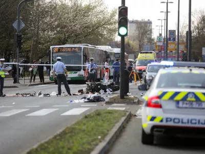 - 29.3.2017 - križi&scaron;če Zalo&scaron;ka cesta - Toplarni&scaron;ka ulica v Ljubljani - prometna nesreča v kateri sta bila udeležena re&scaron;evalno vozilo, ki ni bilo na nujni vožnji in motorno kolo - voznik motorja in njegova sopotnica sta umrla na kraju nesreče//FOTO: Luka Cjuha