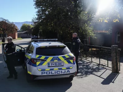 - 28.10.2025 - Romsko naselje Kerinov Grm - policija//FOTO: Jaka Gasar