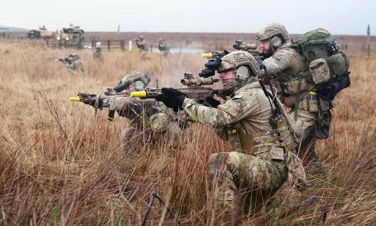 Najbolj elitna bojna enota britanske vojske se sooča z valom zahtev za predčasno prekinitev pogodb. Kaj je razlog?
