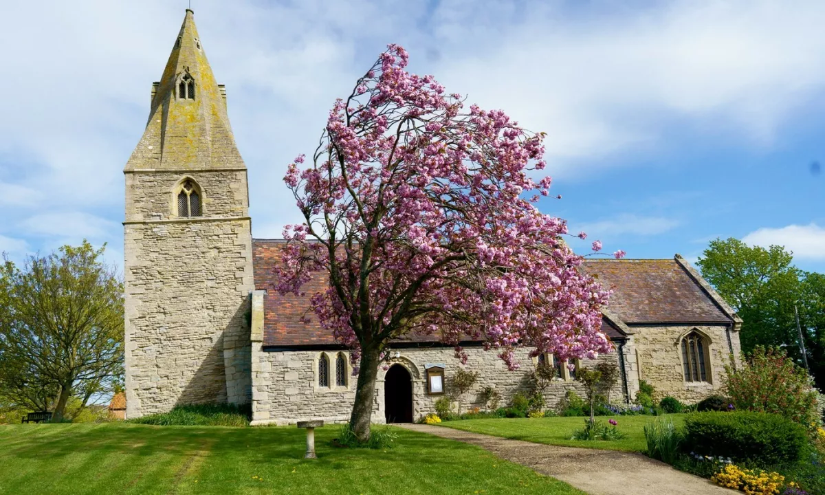 Cerkev svetega Jakoba v vasici Dry Doddington v Lincolnshiru, ki velja za priljubljeno turistično točko, se ponaša z nenavadnim rekordom – njen stolp se nagiba za kar 5,1 stopinje.