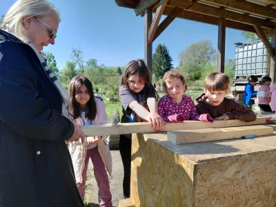 Učenci so uživali v lesnih delavnicah. Foto: Vesna Levičnik