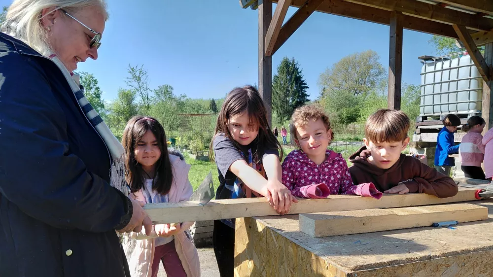 Učenci so uživali v lesnih delavnicah. Foto: Vesna Levičnik