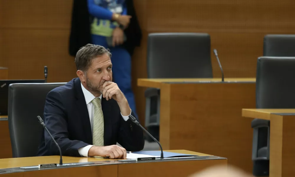 Minister za finance Klemen Bo&scaron;tjančič6.10.2025 - izredna seja DZ, na kateri bodo predstavili proračunski memorandum 2026-2027, predlog sprememb proračuna RS za leto 2026 in predlog proračuna RS za leto 2027; DZ,Foto: Luka Cjuha