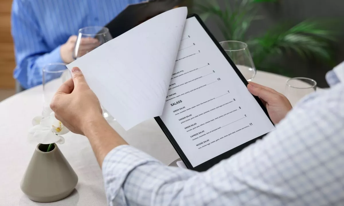 Restavracijski jedilniki pogosto vsebujejo subtilna sporočila, ki gostu razkrijejo več, kot se zdi na prvi pogled – od filozofije kuharja do dejanske kakovosti sestavin.