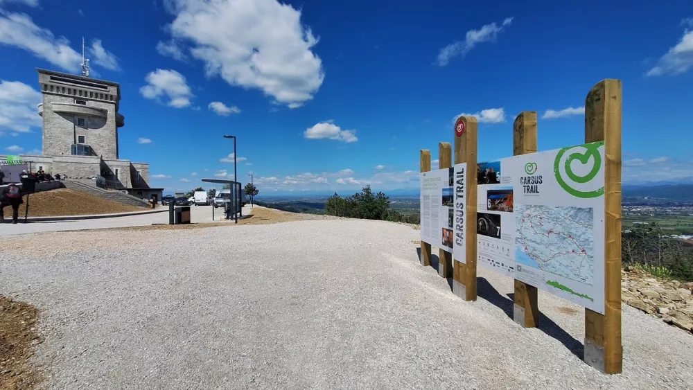Druga etapa se že dvigne proti Cerju in kra&scaron;kim grebenom, kjer se odprejo &scaron;iroki panoramski pogledi in prehodi tudi po območjih Poti miru iz prve svetovne vojne. F ZGS