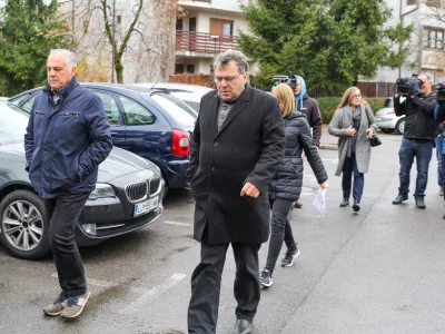 sodnik Zvjezdan Radonjićobtoženi dr. Milko Novič- -meritev časa od naslova Žaucerjeva 20 do restavracije Via Bona v Ljubljani -  - 19.03.2019 - Rekonstrukcija dogodka na terenu v sojenju Milku Noviču za umor direktorja Kemijskega in&scaron;tituta Janka Jamnika leta 2014 - začetek rekonstrukcije na Žaucerjevi 12 v Ljubljani, od koder so merili čas, ki naj bi ga Novič z avtomobilom in kolesom potreboval do restavracije Via Bona na Tbilisijska ulici 59 //FOTO: Bojan Velikonja