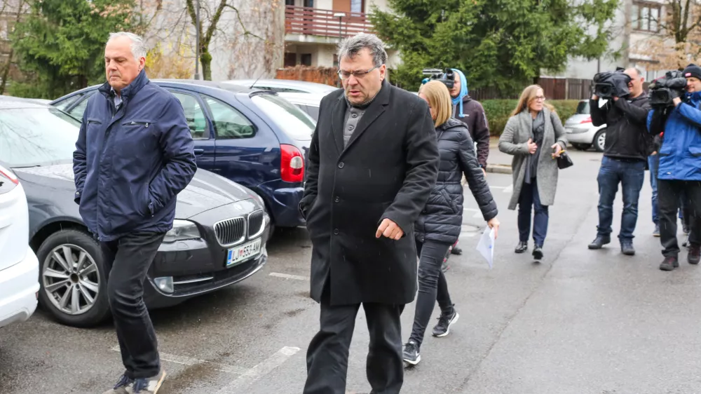 sodnik Zvjezdan Radonjićobtoženi dr. Milko Novič- -meritev časa od naslova Žaucerjeva 20 do restavracije Via Bona v Ljubljani -  - 19.03.2019 - Rekonstrukcija dogodka na terenu v sojenju Milku Noviču za umor direktorja Kemijskega in&scaron;tituta Janka Jamnika leta 2014 - začetek rekonstrukcije na Žaucerjevi 12 v Ljubljani, od koder so merili čas, ki naj bi ga Novič z avtomobilom in kolesom potreboval do restavracije Via Bona na Tbilisijska ulici 59 //FOTO: Bojan Velikonja