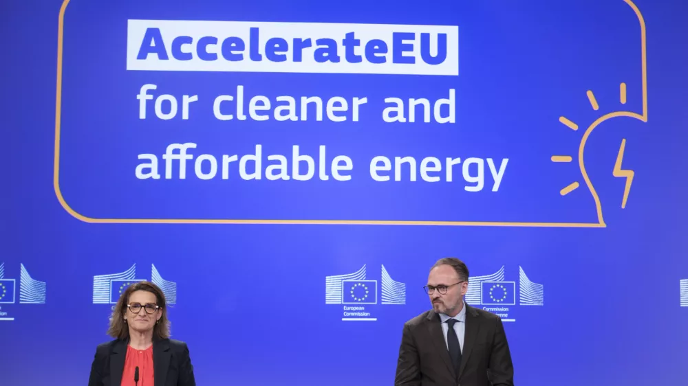 Belgija, Bruselj.Evropska komisarka za cisti, pravicen in konkurencen prehod Teresa Ribera Rodriguez in evropski komisar za energetiko in stanovanjsko politiko Dan Jorgensen na novinarski konferenci po kolegiju Evropske komisije.Komisija bo v odziv na energetsko krizo, povezano z vojno na Bliznjem vzhodu, vzpostavila mehanizem za spremljanje zalog goriv, pri cemer se bodo sprva osredotocili na letalsko gorivo.