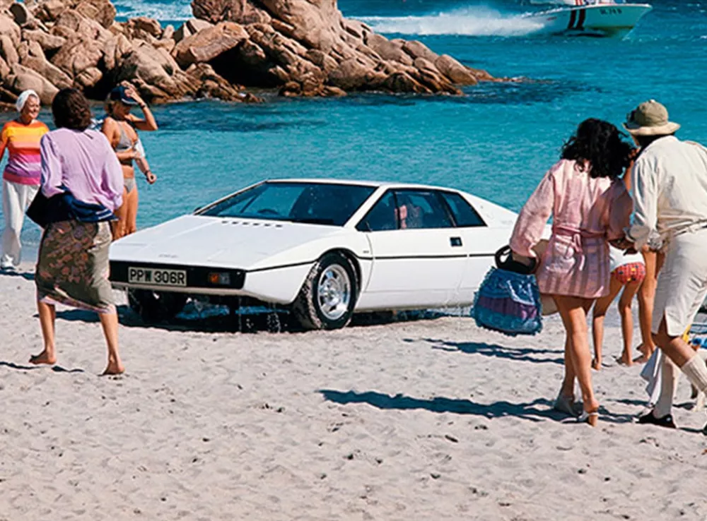 Lotus esprit S1 na plaži. / Foto: Zajem Zaslona