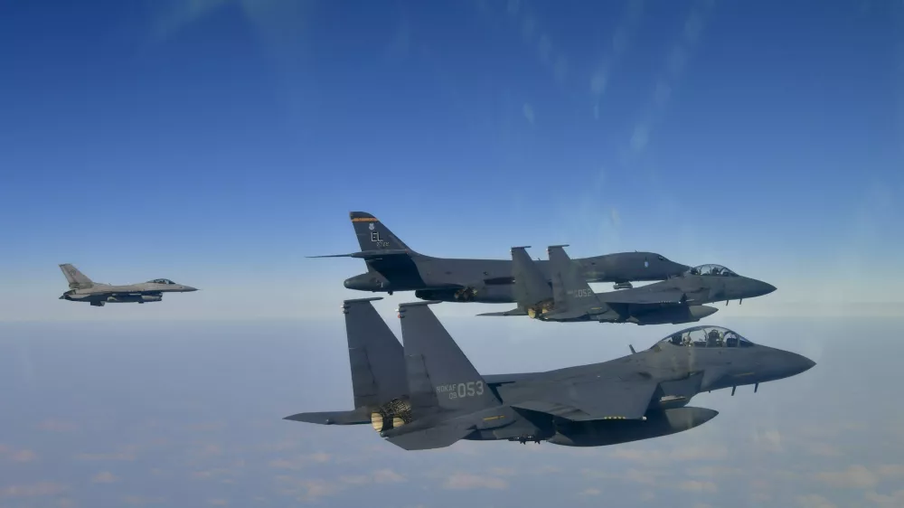 Južnokorejski F-15K in ameri&scaron;ki F-16. Foto: Profimedia