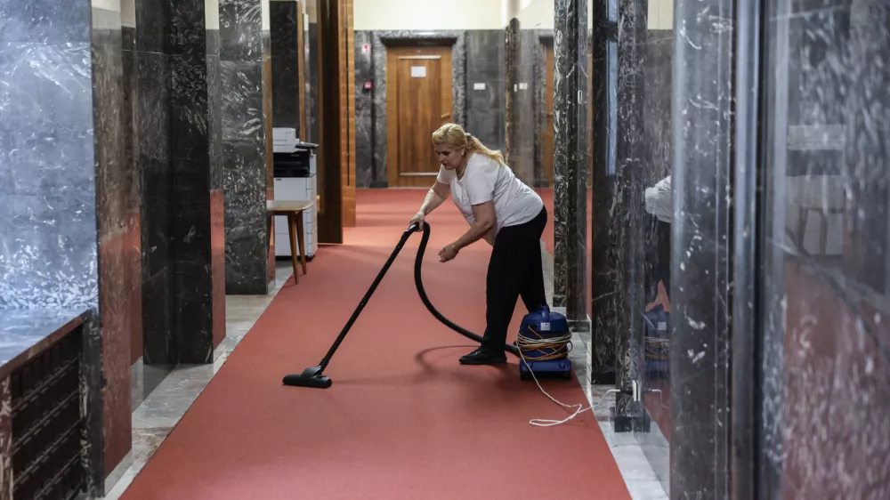 - či&scaron;čenje, sesanje, čistilka, parlament- 10.04.2026 - ustanovna seja novega sklica DZ, ki jo je sklicala predsednica republike Nata&scaron;a Pirc Musar; seja se je začela z imenovanjem predsednika in podpredsednika mandatno-volilne komisije, sledila je prekinitev, pol ure po prekinitvi pa se je začela seja mandatno-volilne komisije DZ za pripravo druge točke dnevnega reda; v nadaljevanju seje DZ so potrjevali mandate poslancem in volili predsednika DZ//FOTO: Jaka Gasar