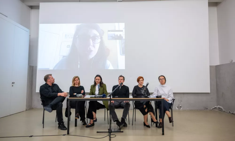 Ljubljana, avditorij Moderne galerije.Novinarska konferenca pred odprtjem paviljona Slovenije na 61. umetnostni razstavi La Biennale di Venezia.