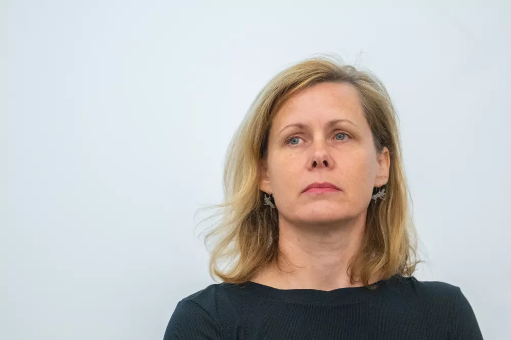 Ljubljana, avditorij Moderne galerije.Novinarska konferenca pred odprtjem paviljona Slovenije na 61. umetnostni razstavi La Biennale di Venezia.Umetnica Nonument Group Nika Grabar.