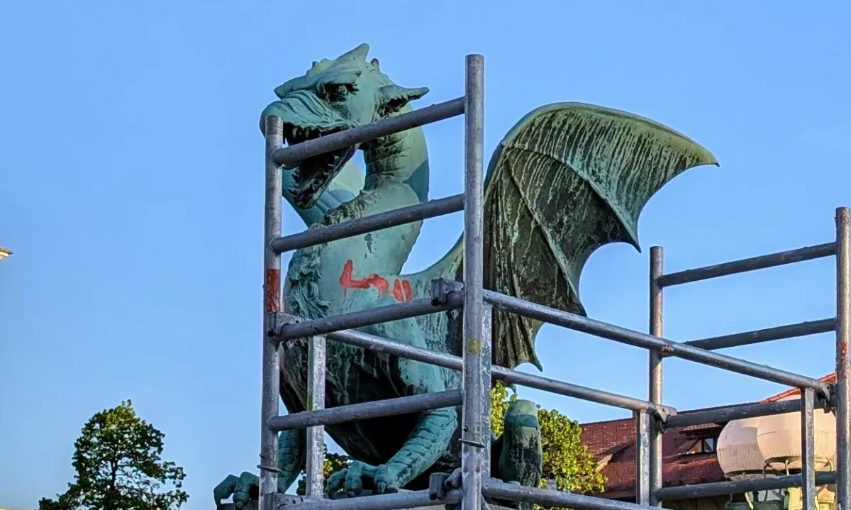 Na ljubljanski znamenitosti se je pojavil skrivnostni rdeči napis.