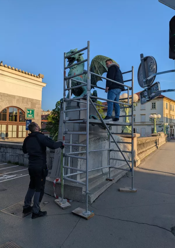 Delavci so že navsezgodaj zjutraj postavili oder. 