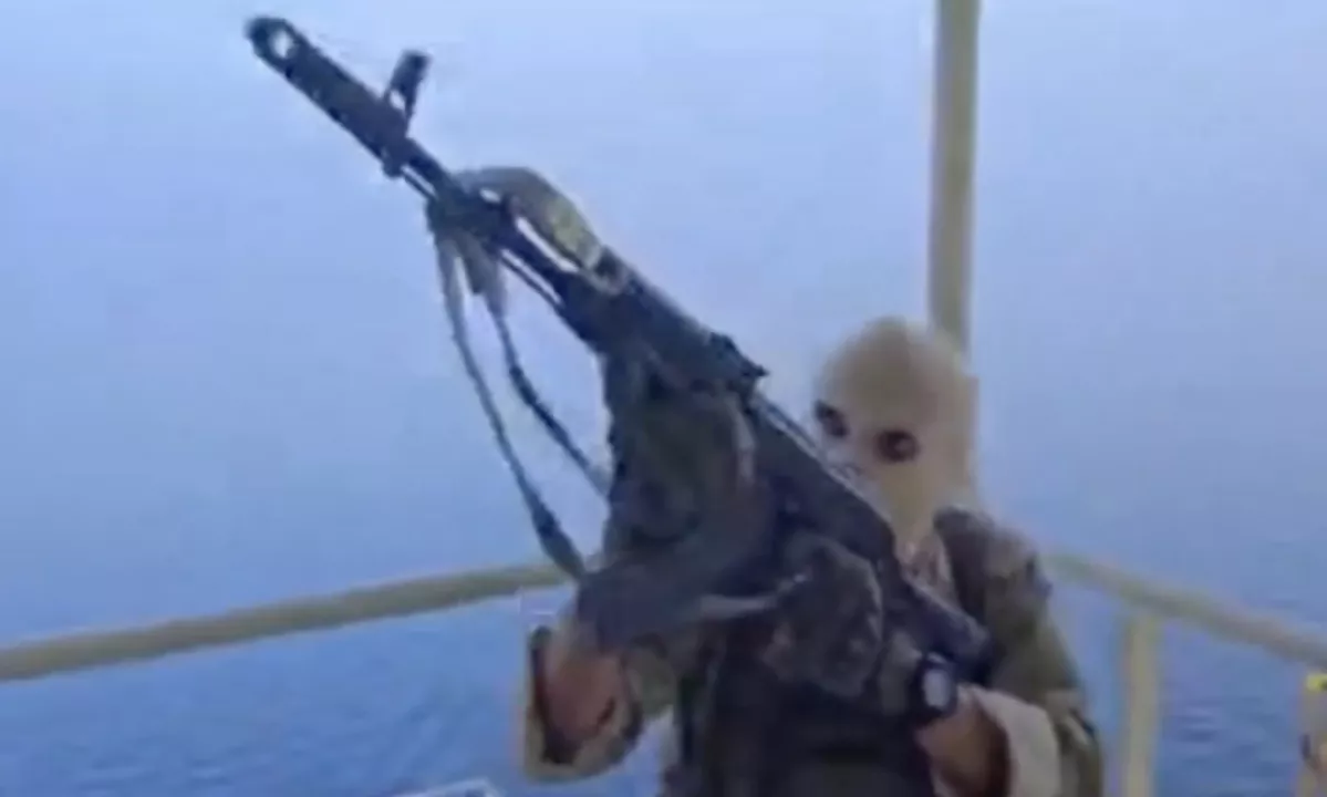 ️Objavljen posnetek, ki še najbolj spominja na uvod kakšnega akcijskega filma s Stevenom Seagalom v glavni vlogi, prikazuje zamaskirane in oborožene vojake.