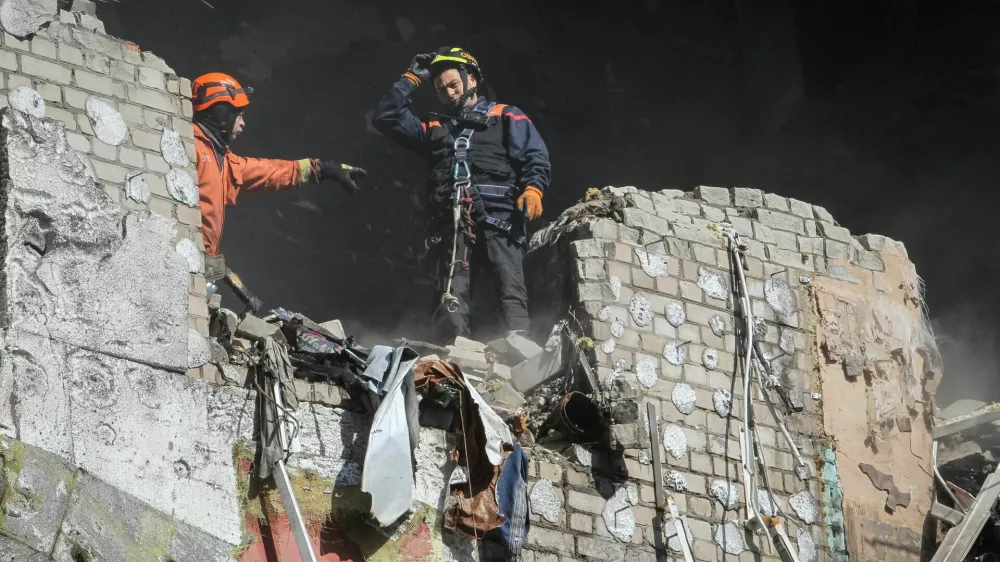 Rescuers works at a site of an apartment building hit by a Russian drone strike, amid Russia's attack on Ukraine, in Dnipro, Ukraine April 23, 2026. REUTERS/Stringer