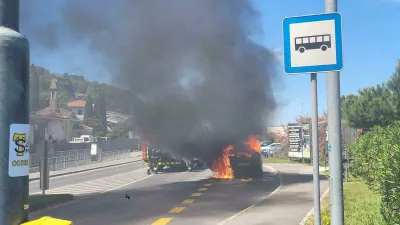 V središču Kopra zgorel avtomobil, požar. Koper. Foto: Katja Gleščič