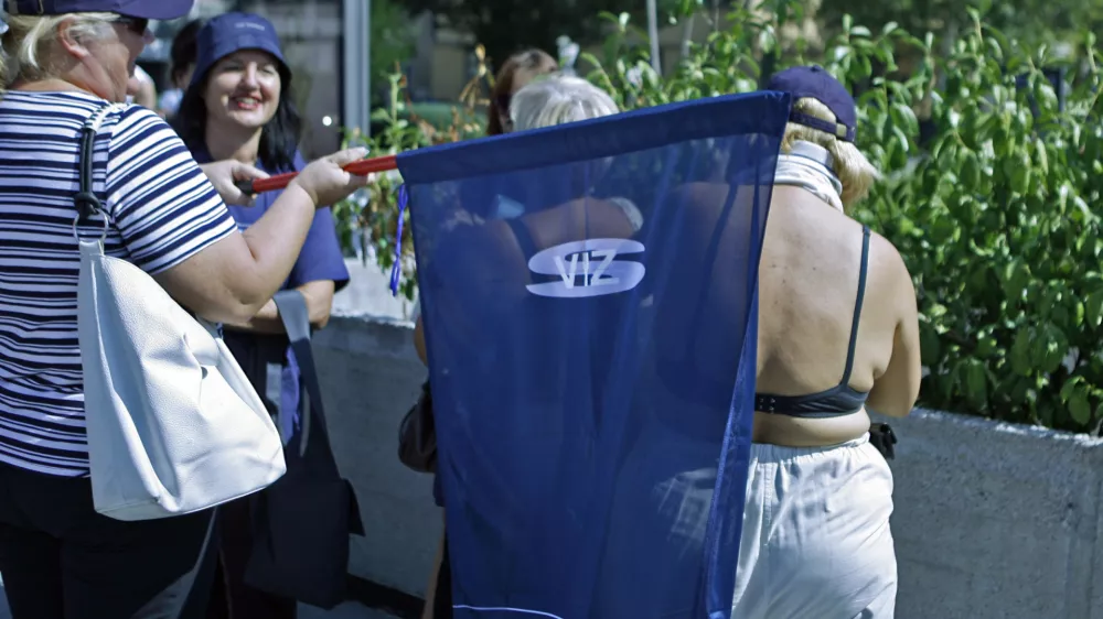 - Konfederacija sindikatov javnega sektorja Slovenije- protestni shod proti nižanju plač javnih uslužbencev - protestniki pred parlamentom neposredno pred sejo odbora, ki je odločalo o plačah javnih uslužbencev. protest - stavka - sindikati - SVIZ/FOTO: Bojan Velikonja 