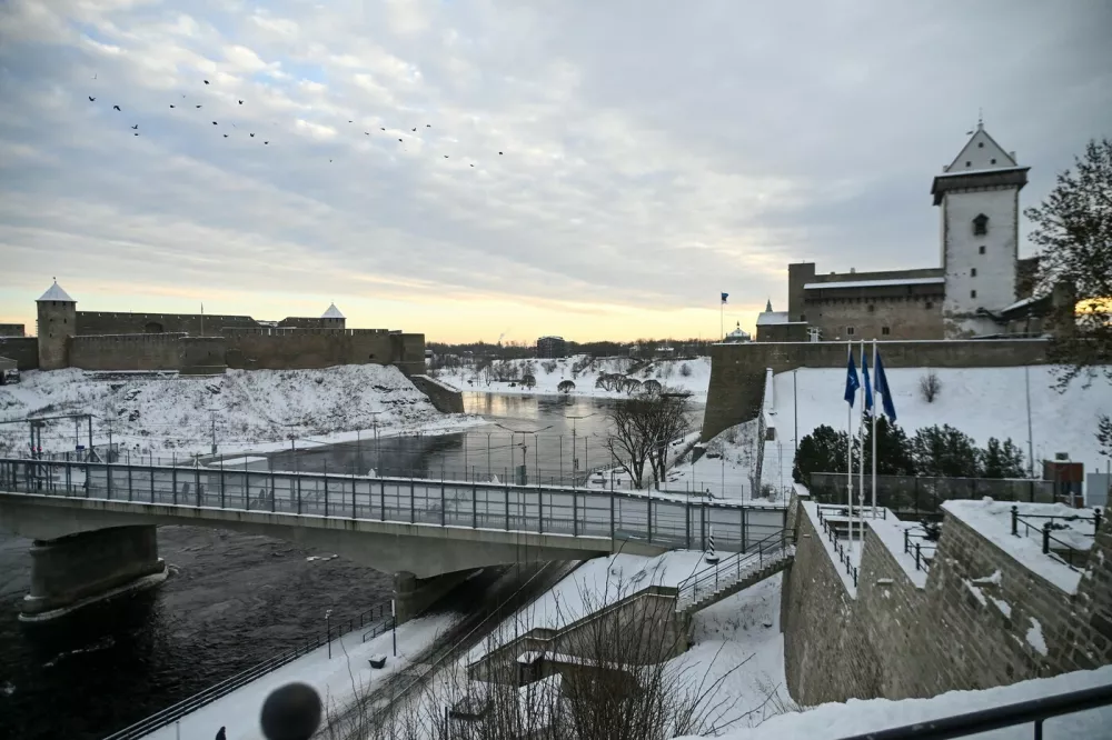 The Narva Castle (R) and the Ivangorod Fortress (L) are pictured and the border bridge across the Narva River in Narva, on January 15, 2026. Two medieval fortresses face each other across the Narva River separating Estonia from Russia on Europe's eastern edge. Once a symbol of cooperation, the "Friendship Bridge" connecting the two snow-covered banks has been reinforced with rows of razor wire and "dragon's teeth" anti-tank obstacles on the Estonian side.,Image: 1072434686, License: Rights-managed, Restrictions: TO GO WITH AFP STORY by Anna SMOLCHENKO, Model Release: no