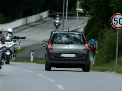 - Ilustrativna fotografija - Policija, promet, prometni znak, pe&scaron;ec..- 19. mednarodna kolesarska dirka Po Sloveniji 2012 - 1. etapaod Celja do Novega mesta - 152 km.....//FOTOJaka Gasar