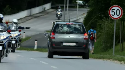 - Ilustrativna fotografija - Policija, promet, prometni znak, pešec..- 19. mednarodna kolesarska dirka Po Sloveniji 2012 - 1. etapaod Celja do Novega mesta - 152 km.....//FOTOJaka Gasar