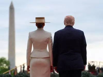 President Donald Trump and first lady Melania Trump wait for the arrival of Britain's King Charles III and Queen Camilla, as seen from the Diplomatic Reception Room, during a State Visit arrival ceremony on the South Lawn of the White House, Tuesday, April 28, 2026, in Washington. (AP Photo/Jacquelyn Martin) / Foto: Jacquelyn Martin