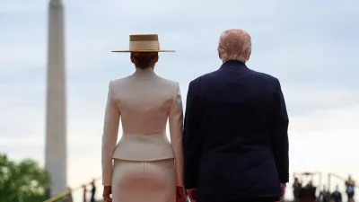 President Donald Trump and first lady Melania Trump wait for the arrival of Britain's King Charles III and Queen Camilla, as seen from the Diplomatic Reception Room, during a State Visit arrival ceremony on the South Lawn of the White House, Tuesday, April 28, 2026, in Washington. (AP Photo/Jacquelyn Martin) / Foto: Jacquelyn Martin