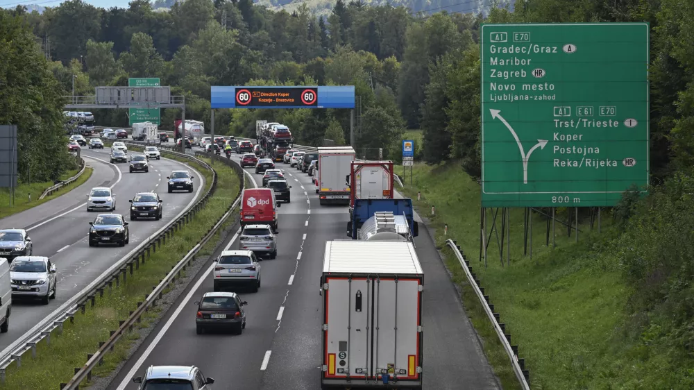 Gneča - simbolična fotografijaDARSavtocestacestazastojiprometrazcep Kozarjesmer Brezovicazastojgneča na cestah22.08.2025 - Gneča na avtocesti pri razcepu KozarjeFoto: Nik Erik Neubauer 