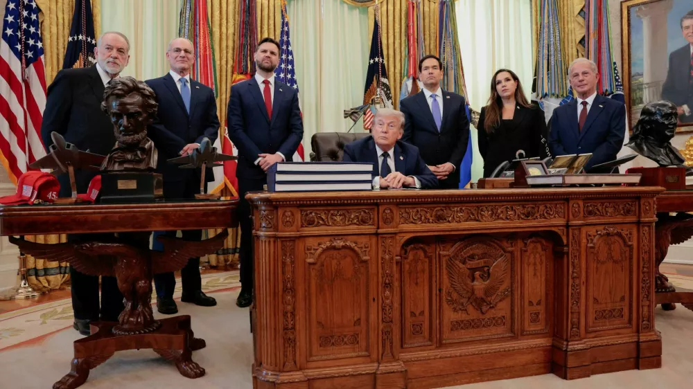 Israel Ambassador to the U.S. Yechiel Leiter, U.S. Ambassador to Lebanon Michel Issa, Lebanon Ambassador to the U.S. Nada Hamadeh Moawad, U.S. President Donald Trump, U.S. Secretary of State Marco Rubio, U.S. Ambassador to Israel Mike Huckabee and U.S. Vice President JD Vance hold a briefing in the Oval Office at the White House in Washington, D.C., U.S., April 23, 2026. REUTERS/Kylie Cooper    TPX IMAGES OF THE DAY