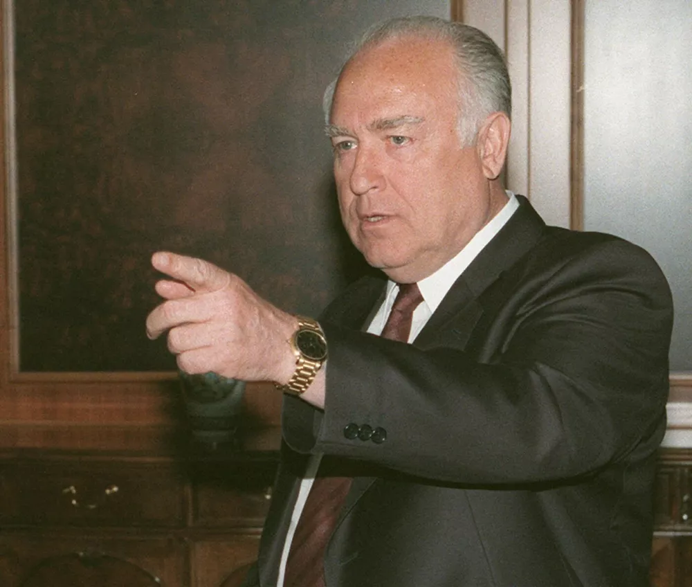 Russia's special envoy to Kosovo Viktor Chernomyrdin gestures after a meeting with Prime Minister Sergei Stepashin and Defense Minister Igor Sergeyev in Moscow 08 June 1999. President Boris Yeltsin approved 08 June 1999 a peace plan that would put NATO at the core of a Kosovo peacekeeping operation, but condemned the alliance's stepped up bombing campaign.,Image: 68766881, License: Rights-managed, Restrictions:, Model Release: no