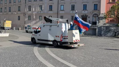 Vozilo Javne razsvetljave na poti do naslednjega droga. / Foto: Daf