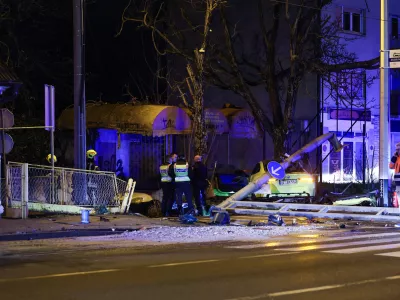 04.03.2026., Zagreb - Prometna nesreca u Dubravi s vise ozlijedjenih osoba. Vozac BMW-a stranih registracijskih oznaka izgubio je nadzor nad vozilom i udario u stup semafora koji se od siline udarca srusio. Automobil se zaustavio tek nakon sto je udario u drvo. Policijski ocevid je u tijeku. Photo: Emica Elvedji/PIXSELL