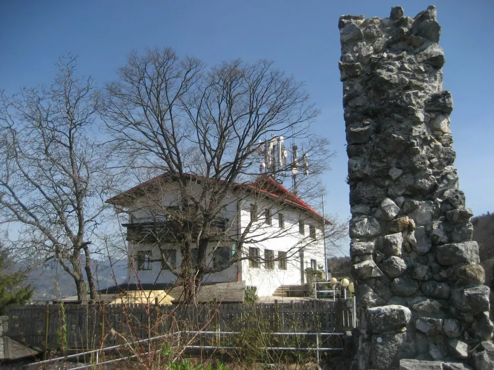 razvaline in gosti&scaron;če Stari grad nad kamnikom