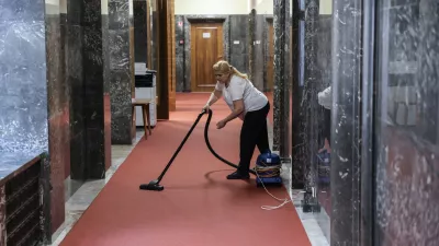 - či&scaron;čenje, sesanje, čistilka, parlament- 10.04.2026 - ustanovna seja novega sklica DZ, ki jo je sklicala predsednica republike Nata&scaron;a Pirc Musar; seja se je začela z imenovanjem predsednika in podpredsednika mandatno-volilne komisije, sledila je prekinitev, pol ure po prekinitvi pa se je začela seja mandatno-volilne komisije DZ za pripravo druge točke dnevnega reda; v nadaljevanju seje DZ so potrjevali mandate poslancem in volili predsednika DZ//FOTO: Jaka Gasar