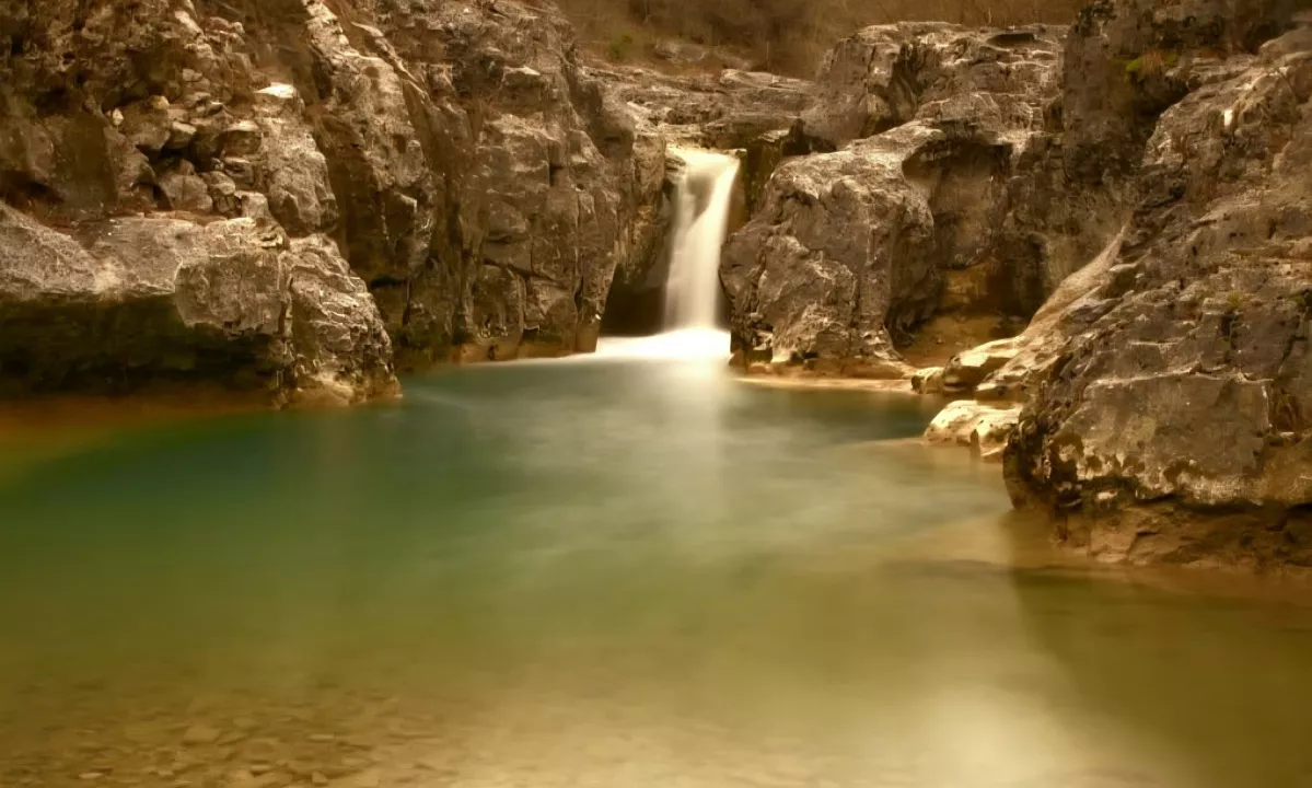 Zanimiv in manj obiskan naravni biser istrskega zaledja.