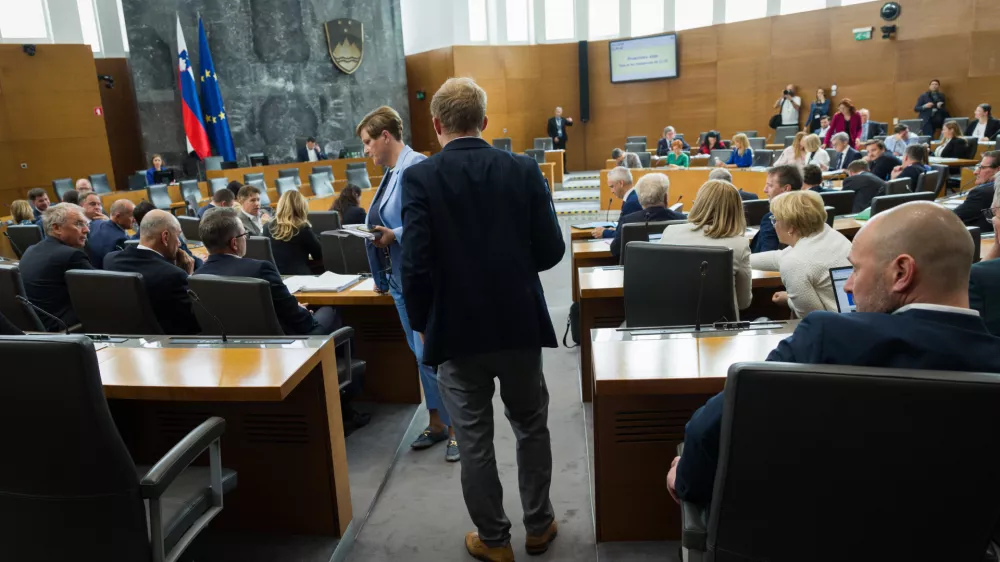 Ljubljana, DZ.Izredna seja DZ, na kateri obravnavajo predlog sprememb zakona o vladi ter predlog zakona o ukrepih pri dolgotrajni oskrbi in zacasni podpori izvajalcem institucionalnega varstva.