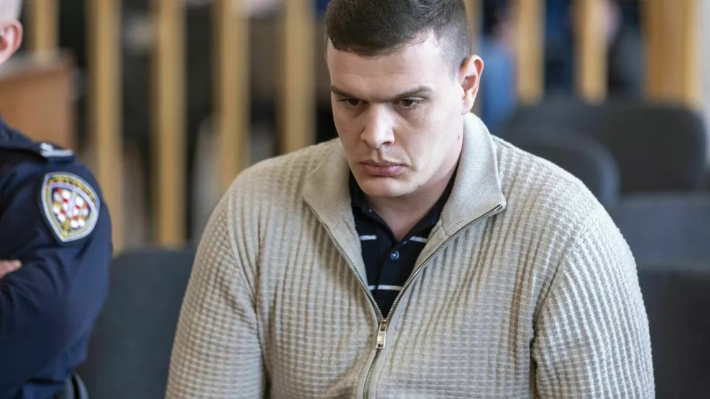 Biv&scaron;i policist Marko Smažil vztraja, da 21-letne Mihaele ni umoril, temveč jo je po nesreči ustrelil. 