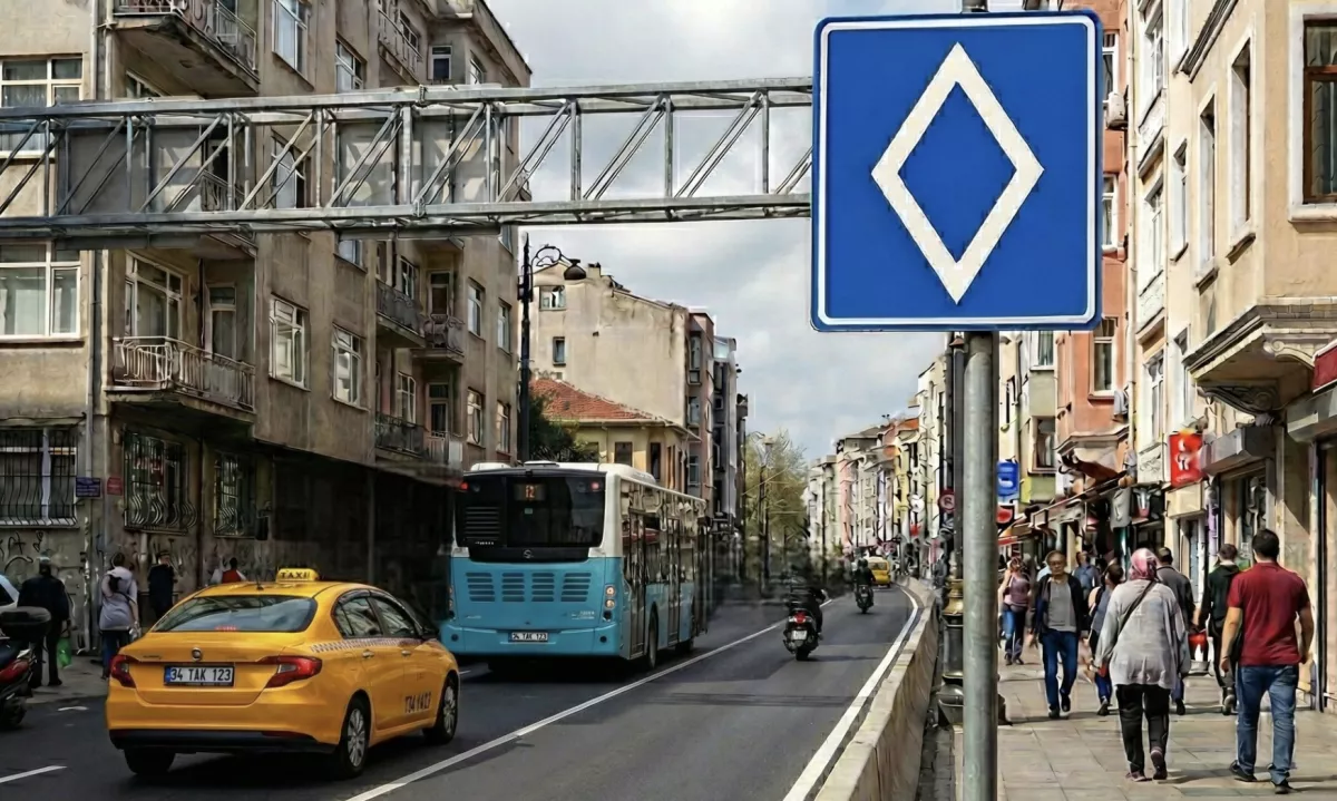 Projekt temelji na strogem nadzoru voznih pasov, namenjenih izključno avtobusom in vozilom z več potniki.