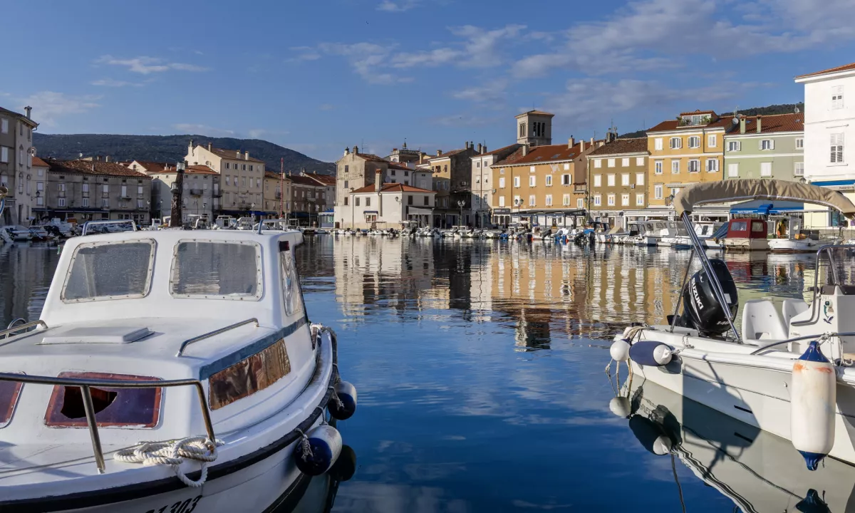Vse do rimskih časov je v Kvarnerju obstajal otok Apsyrtides. Nato so Rimljani izkopali le enajst metrov širok kanal in edinstveni otok razdelili na dva dela.