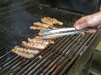 - žar na oglje - čevapčiči- 19.04.2018 &ndash; Restavracija Das Ist Valter Kranj, bosanske specialitete - jedi iz žara, gostinski lokal, Cesta 1. maja 1a, //FOTO: Bojan Velikonja